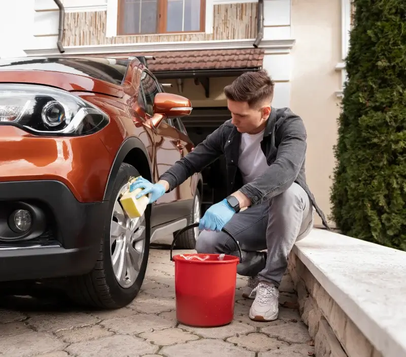 Lavage auto à domicile Saint-Vrain : professionnel intervenant sur un véhicule